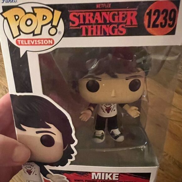 Funko Pop Stranger Things Vinyl Figure Mike Wheeler - Picture 4 of 10